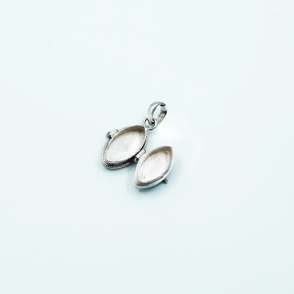 locket oval
