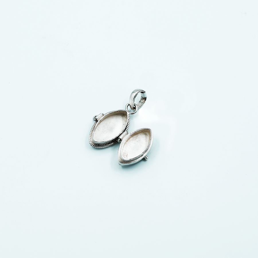 locket oval